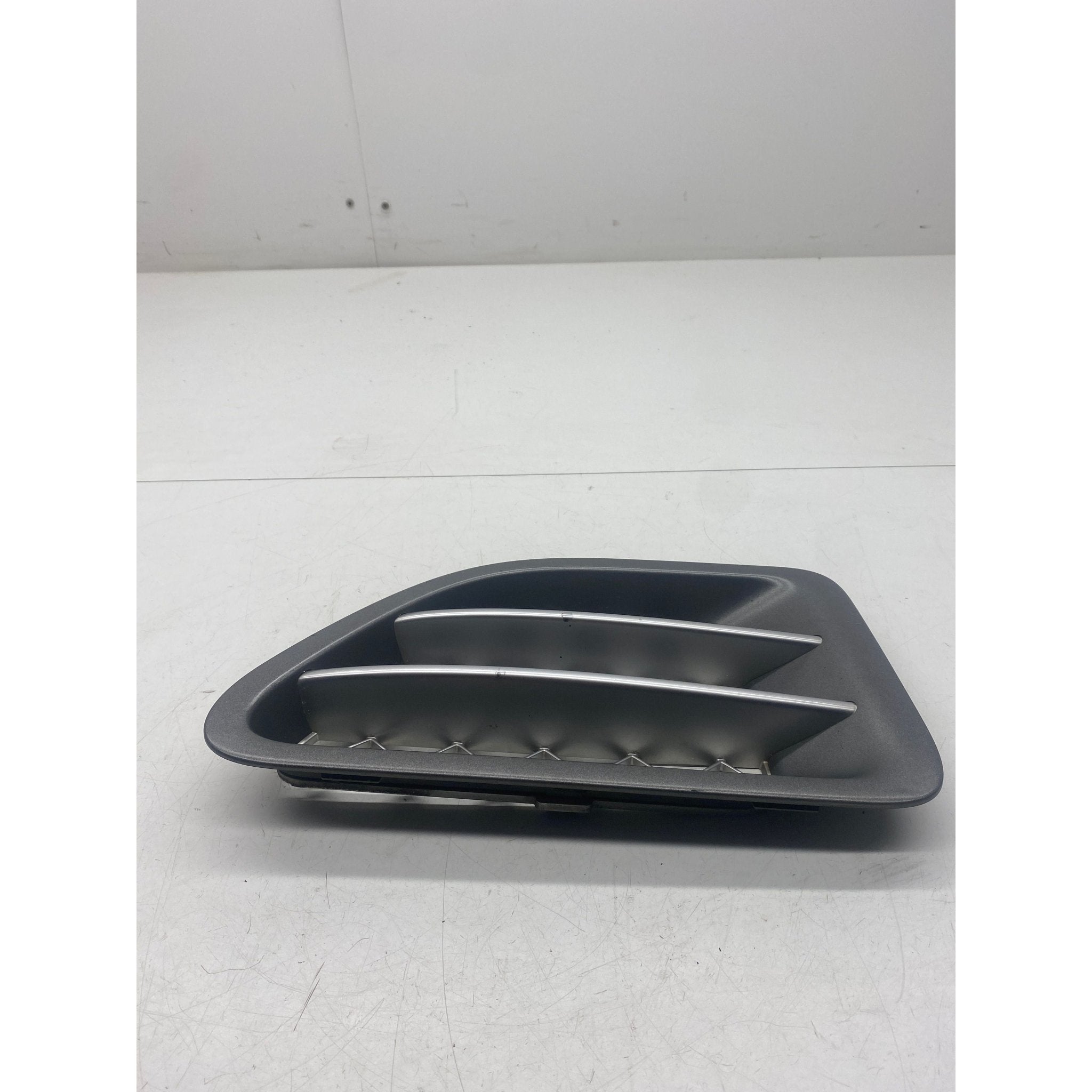 Range rover wing vent grill drivers right 2006 Land Rover | Torque Motors