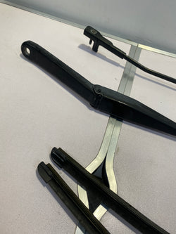 Ford Focus RS Windscreen wiper arms & blades MK2 2009